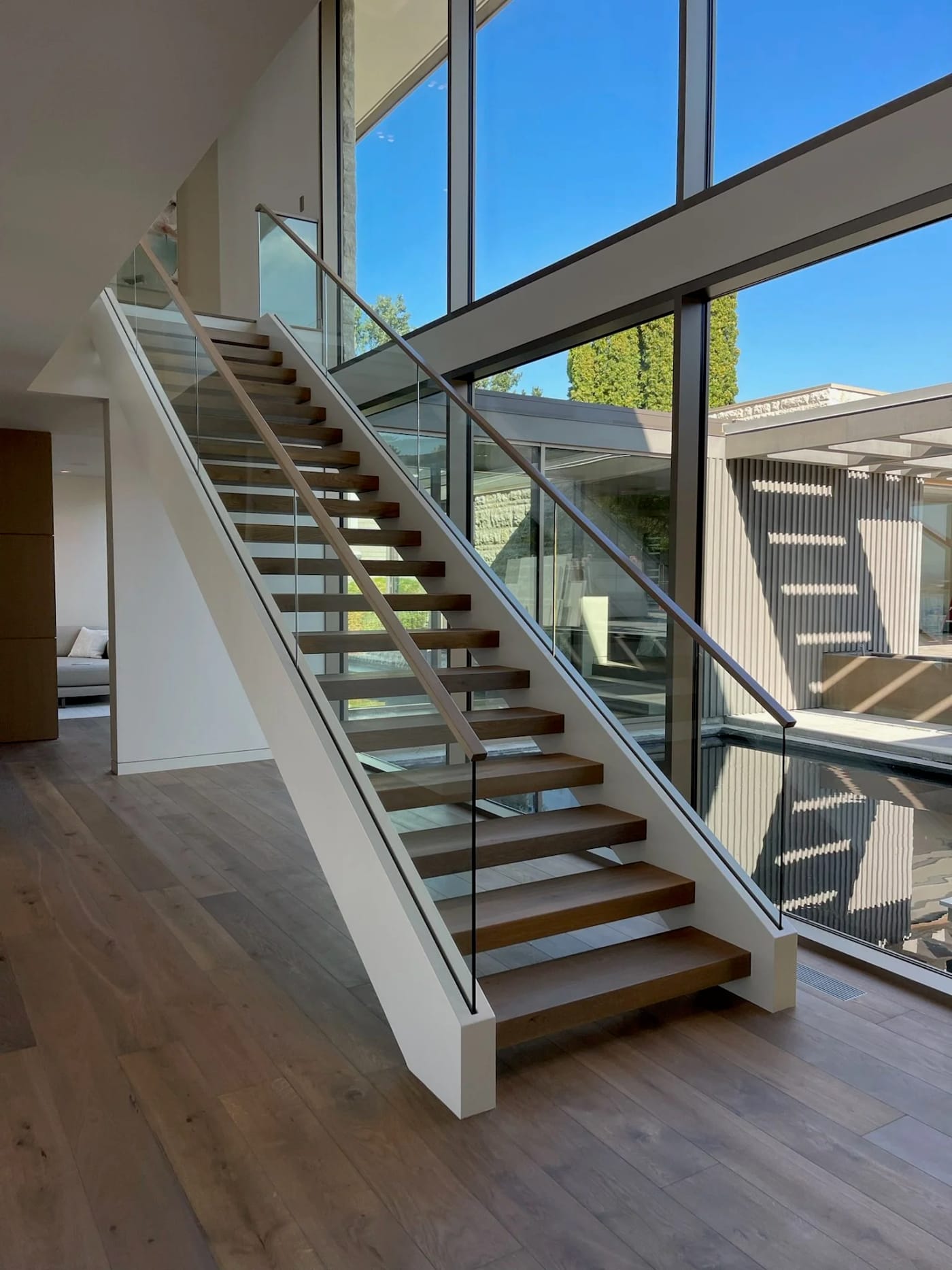 Award-home showpiece floating staircase